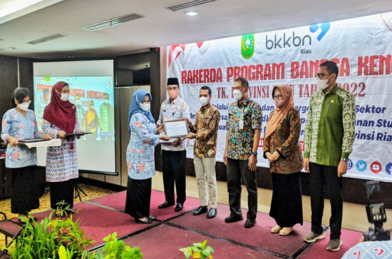 Raih Penghargaan DPPKBP3A Kampar Terbaik II Pengelola Program Bangga Kencana TK. Provinsi Riau